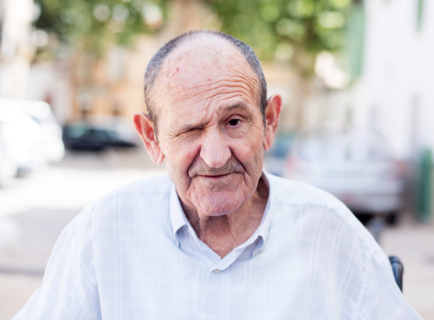 一位老人的肖像图片下载