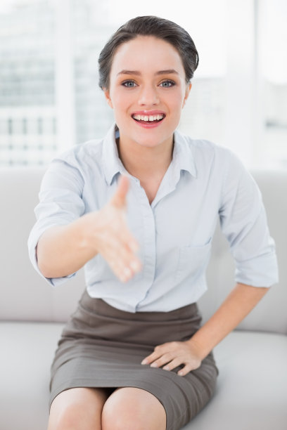 穿着得体的女人微笑着握手图片下载