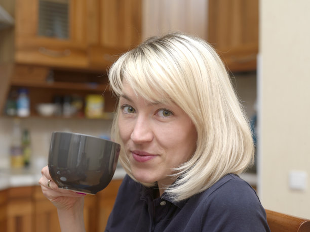 女人喝茶图片下载