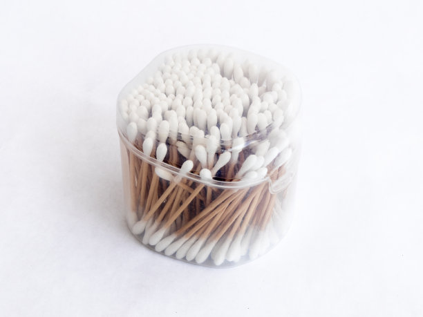 几乎全塑料透明包装与棉签清洁耳朵隔离在白色背景图片下载