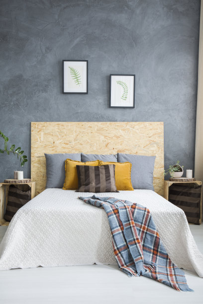 灰色卧室里的白色床图片下载