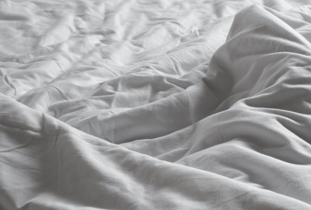 又白又干净的毯子在床上皱巴巴的图片下载