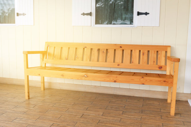 夏天房子庭院上的空木凳，左侧有光的效果图片下载