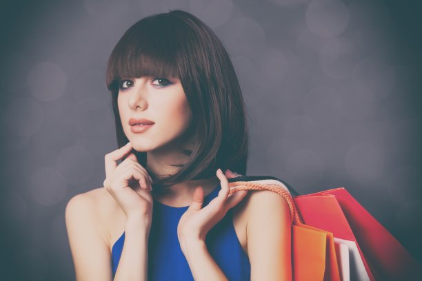 拿着彩色购物袋的女人图片下载