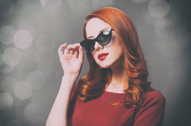 美丽的年轻女子的照片站在美妙的紫色工作室背景图片下载