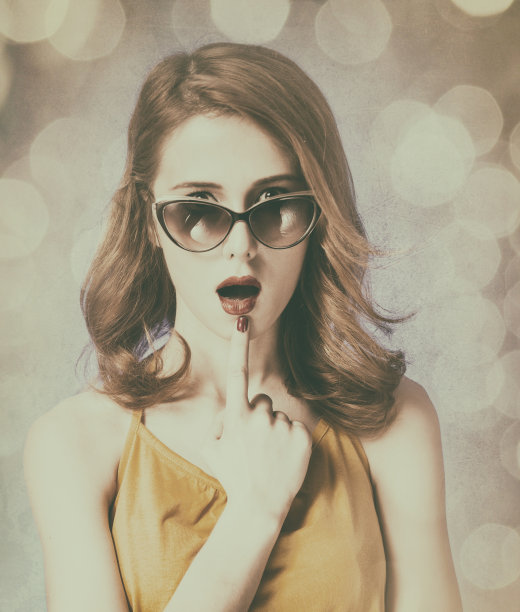 戴着墨镜的美国红发女孩。图片下载