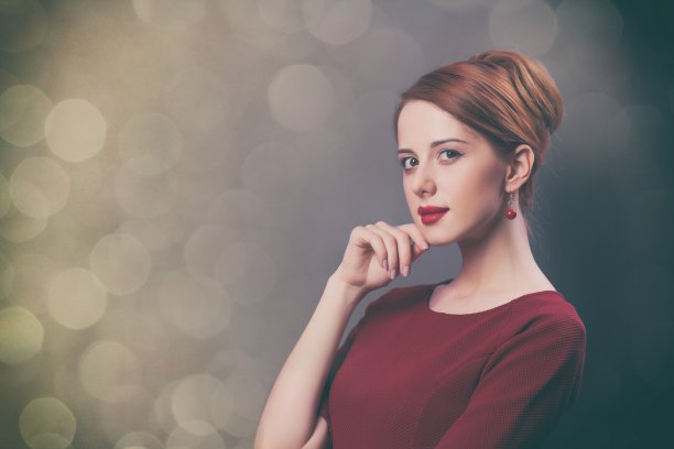 灰色背景上的女人肖像图片下载