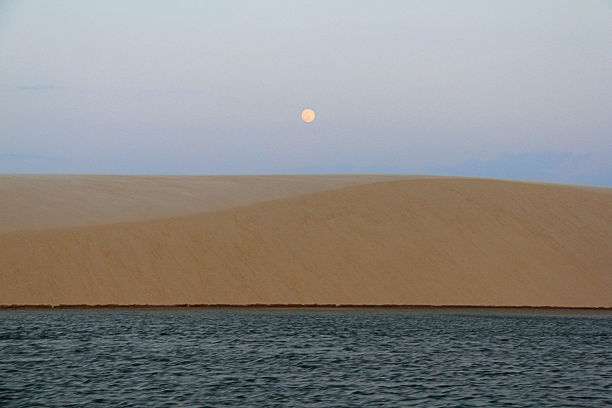 在犰狳港附近的沙丘上满月- Parnaíba三角洲- Piauí -巴西东北部。2016年8月17日。图片下载