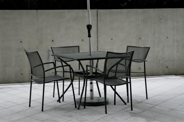 雨伞、餐桌和椅子图片下载