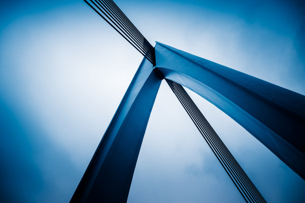 低角度的银钢桥对天空图片下载