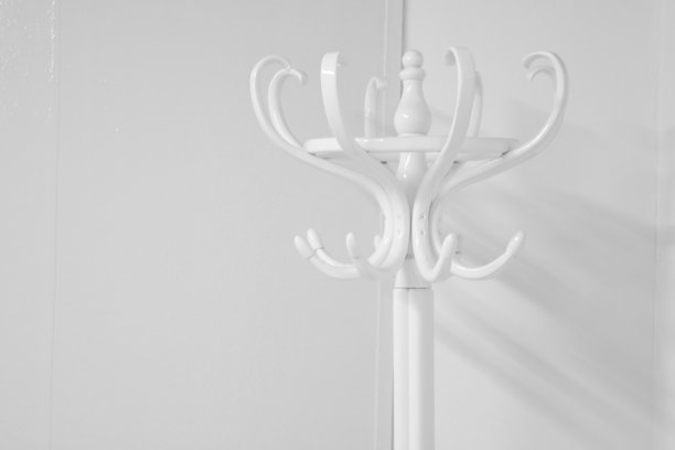 白色衣服的树图片下载