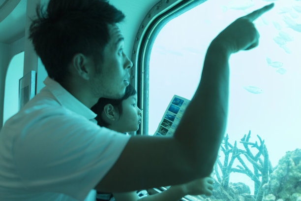 日本家庭在水族馆游玩素材图片