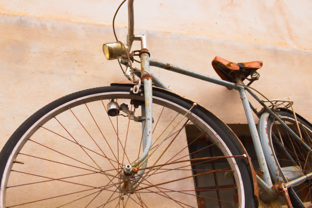 街上过时的生锈的自行车图片下载