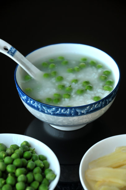 米粥配豌豆和鲜姜素材图片