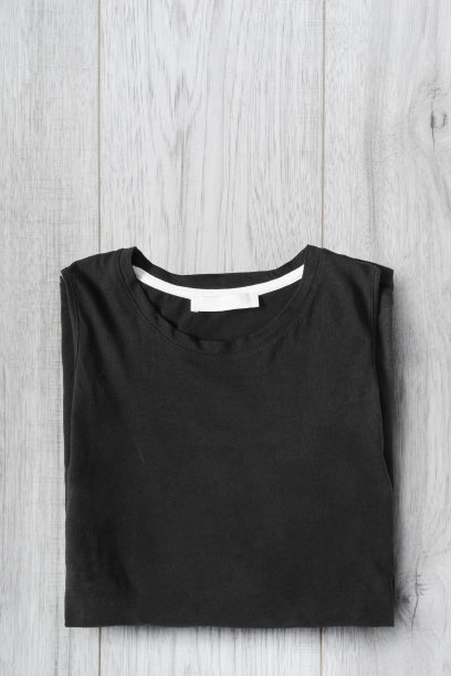 木质背景的衬衫图片下载