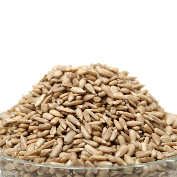 葵花籽在白色的背景上剥皮素材图片