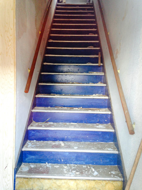 蓝色的楼梯上覆盖着灰泥图片下载