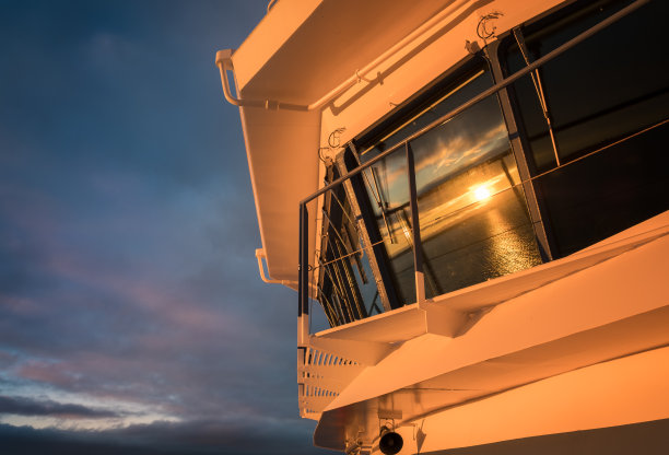 美丽的日落美景从船甲板在傍晚在芬兰湾图片下载