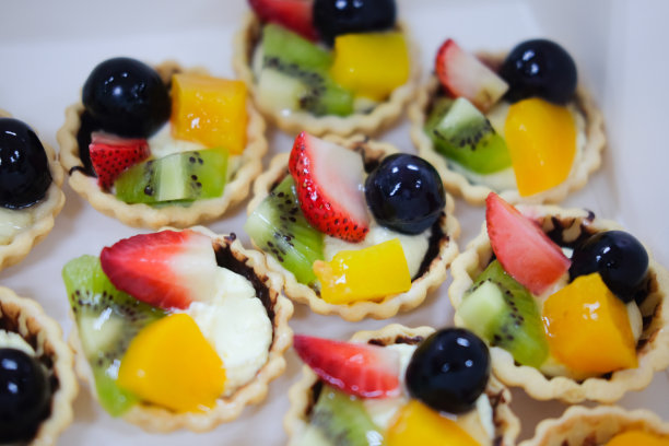 混合水果挞(草莓，猕猴桃，橙子和葡萄)图片下载