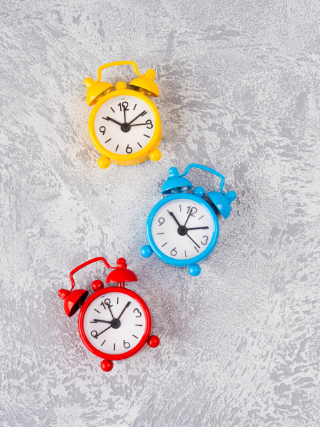 桌子上的复古闹钟。照片在复古的彩色图像风格图片下载