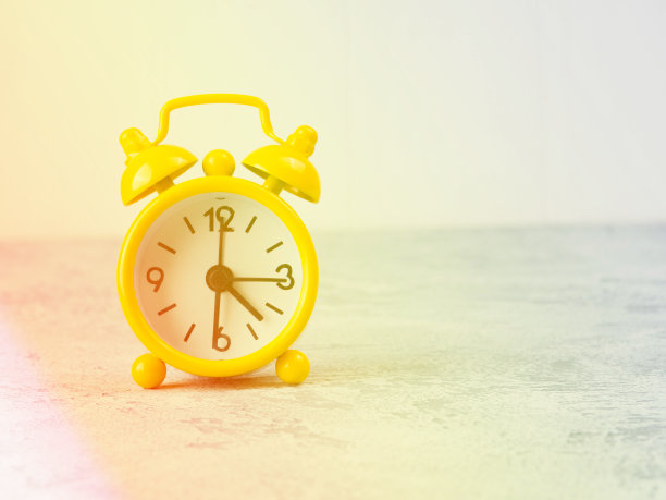 桌子上的复古闹钟。照片在复古的彩色图像风格图片下载