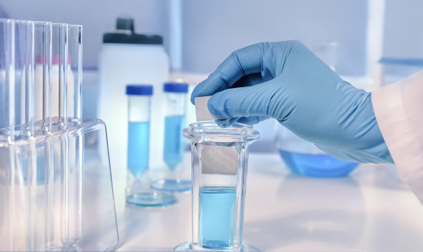 科学或医学背景，戴手套手持显微镜载玻片图片下载