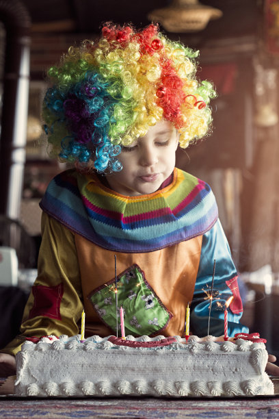 小丑男孩庆祝他的生日和吹图片下载