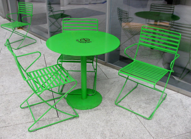 绿色户外咖啡桌椅图片下载