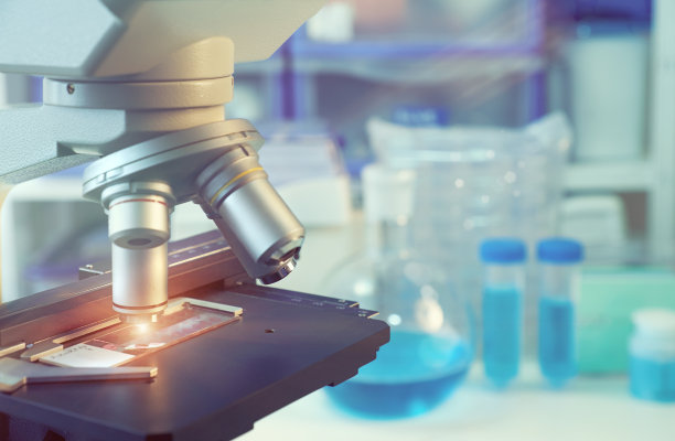 科学背景与近距离的光学显微镜和模糊实验室图片下载