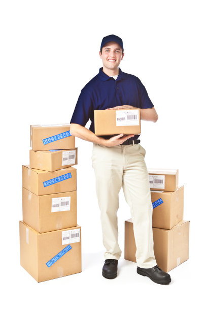 快递员在白色背景上运送一堆包裹图片下载
