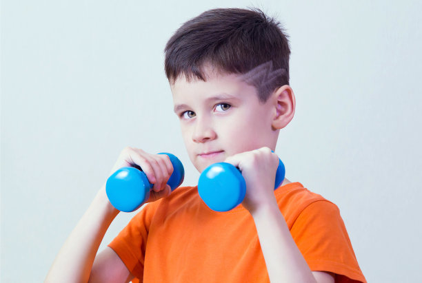 男孩哑铃图片下载