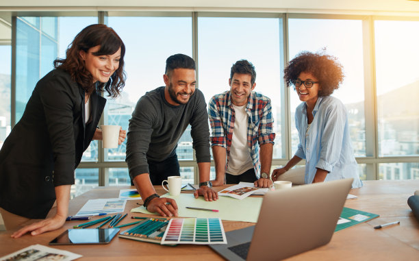 与同事讨论新的设计和配色方案素材图片
