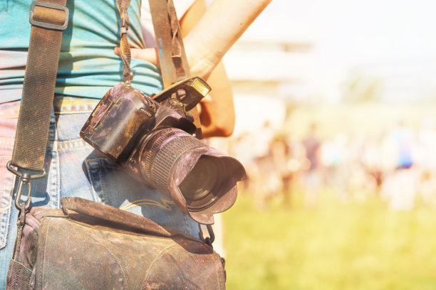 年轻的白人妇女带着彩绘的相机呆在赛场上观看胡里节图片下载