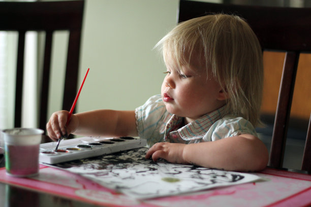 蹒跚学步的艺术家图片下载