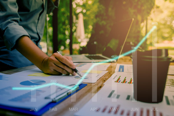 军官手持笔，指着图纸。图片上有发光的统计图表。图片下载