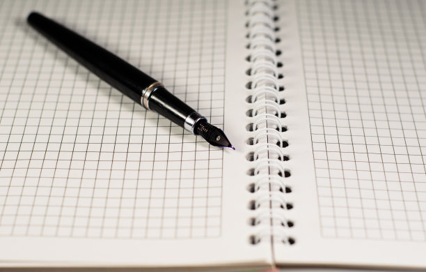 用钢笔打开笔记本图片下载