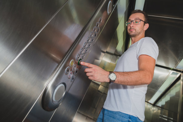 人在电梯里图片下载