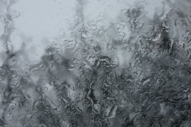 暴雨打在窗户上图片下载