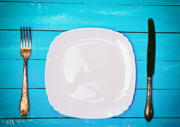 空的方形白色盘子，铁叉和刀图片下载