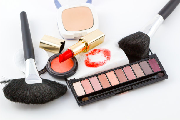 白色背景的化妆品。图片下载