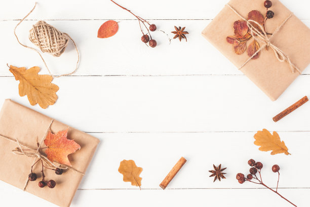 礼物，秋叶，桂枝。平躺，俯视图图片下载