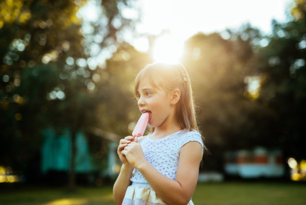 吃一个冰淇淋图片下载