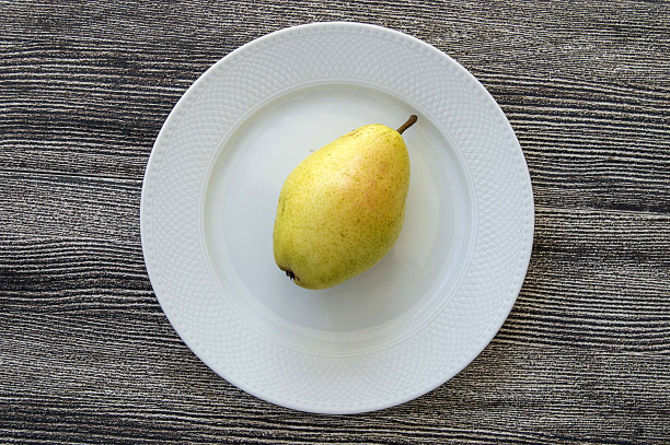 一个梨在盘中，梨图片在不同的形状，梨在水果方面的健康图片下载