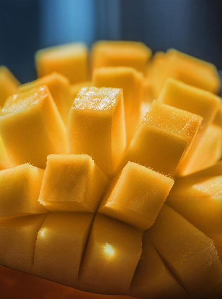 天然新鲜成熟的芒果，切片，微距拍摄。在深蓝色或黑色的背景上。在质朴的木板和竹餐巾01图片下载