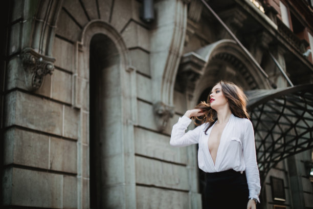 优雅的女人走出办公室图片下载