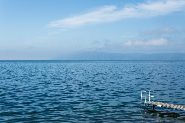 俄罗斯西伯利亚利斯特维安卡贝加尔湖清澈的湖水图片下载