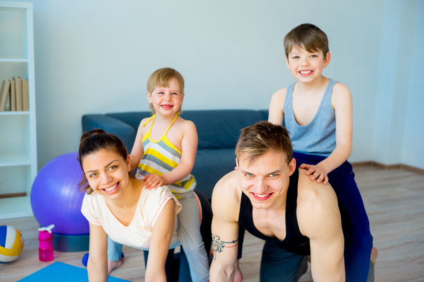 家人一起做运动图片下载