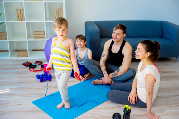 一家人一起做瑜伽图片下载