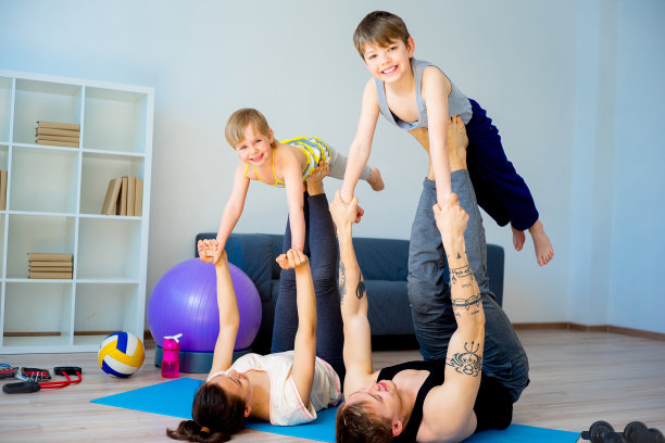 家人一起做运动图片下载