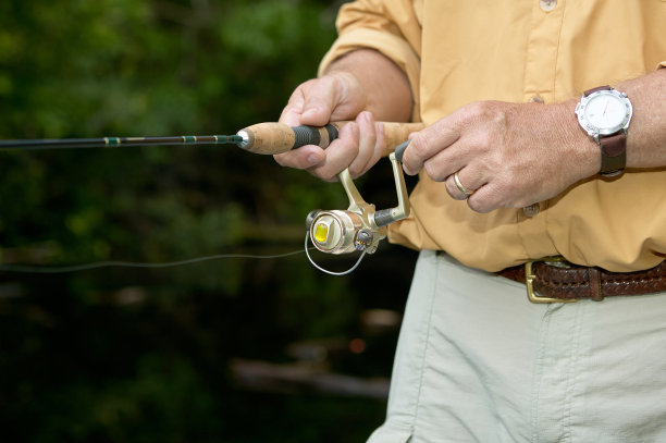 一名男子在淡水捕鱼时取回诱饵图片下载